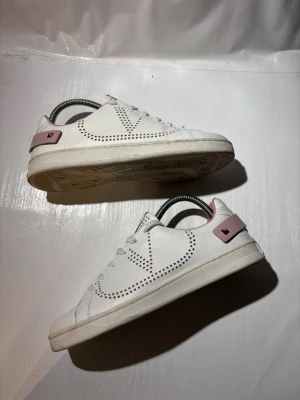 Valentino skor  - Hej! Säljer nu mina skor från märket Valentino, storlek 39 bra skick, allt på bilden ingår. Tveka inte på att höra av dig om du har frågor eller funderingar kring skorna! 