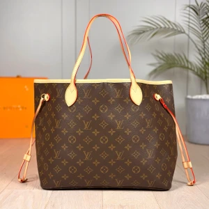 Väska - Helt ny oanvänd väska av hög kvalitet.