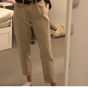 Beiga mom jeans - Mom jeans från Gina tricot. Säljer då de är för stora för mig. Jag är 174cm lång. Skickar utan skärpet.   Använd en gång. I fint skick.  Storlek: M                                                               Nypris: 500kr Säljer för 200kr + frakt.                                                                                                            Vid frågor är det bara att skicka ett meddelande✨