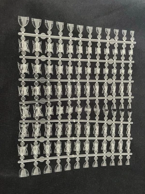 Sju rader transparenta nagel tippar - Sju set med transparenta nageltippar i plast, perfekta för att skapa snygga nagelförlängningar. Formarna har en klassisk, lätt böjd tipp och finns i flera storlekar på ark. Passar både gelé och akryl. Smidiga att använda för att få en jämn och proffsig look.