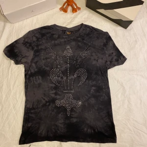 Fishbone tshirt  - Enstaka paljetter har ramlat av, annars väldigt bra skick.