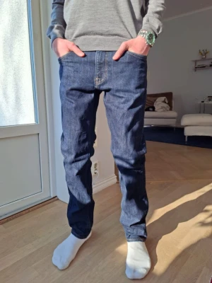Lee Jeans - Säljer ett par snygga mörkblå Lee jeans. Jeansen har inga defekter, en lite skrynklig baklapp och har den klassiska lee vågen på bakfickan. Jeansen är i storlek W30, L30. Modellen är 173cm och byxorna har en rakare passform. Hör gärna av er vid frågor😁 Priset går att diskutera vid snabb affär👍