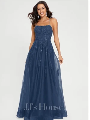 Marinblå långklänning med spetsdetaljer - Elegant marinblå långklänning från JJ's House med tunna axelband, broderade spetsdetaljer och snörning i ryggen! Endast använd 2 gånger. Den är samma färg som sista bilden. Skriv för egna bilder💞nypris 2200 kr. Storlek 38