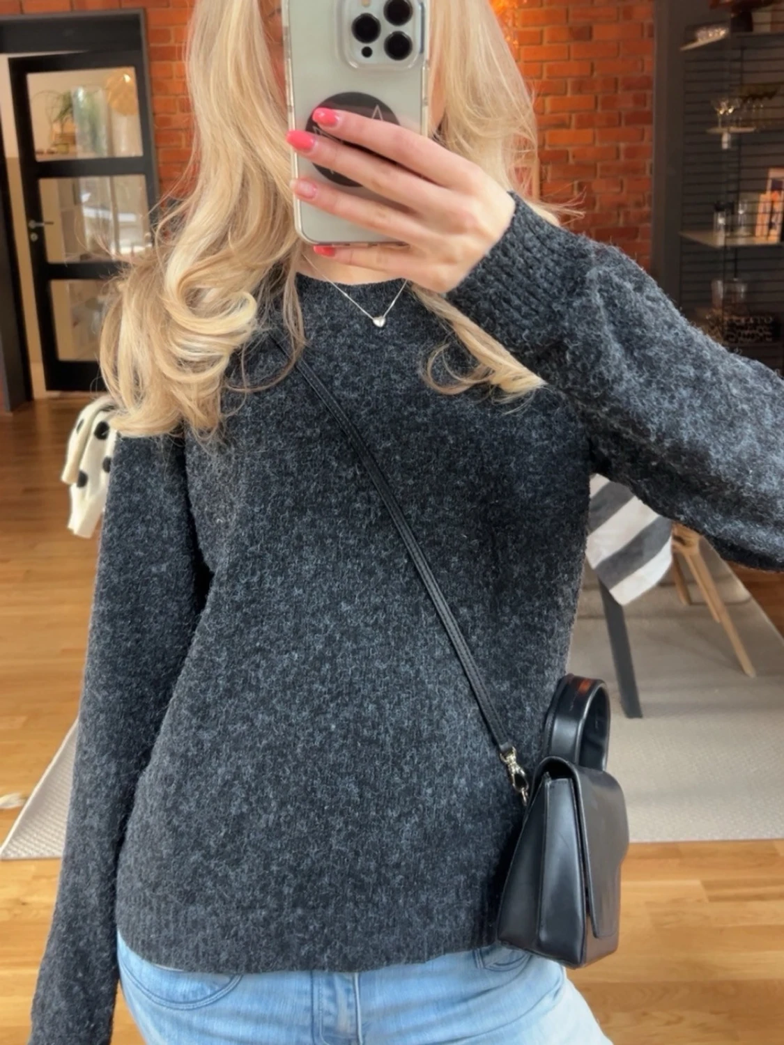 Mörkgrå stickad tröja