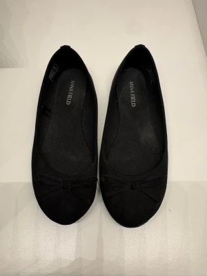 Svarta ballerinaskor - Sparsamt använda