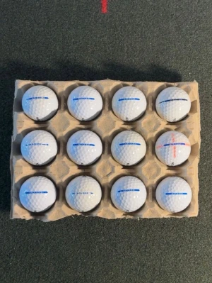 Srixon ad333 - Ett dussin vita golfbollar från Srixon med blå och svart text. Bollarna har klassisk dimple-design och levereras i en kartongbricka. Perfekt för dig som vill fylla på golfbagen inför säsongen.