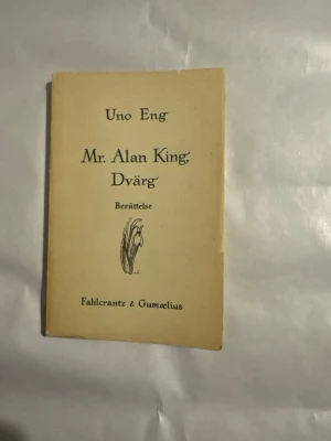 Mr. Alan King, Dvärg av Uno Eng - Säljer boken 'Mr. Alan King, Dvärg' av Uno Eng. Boken har ett ljusgult omslag med svart text och en enkel illustration på framsidan. Den är utgiven av Fahlcrantz & Gumælius och är en berättelse inom skönlitteratur.