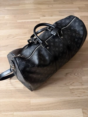 Zara väska - Säljer denna schyssta duffelbag som rymmer hela 55 liter, riktigt stilren design med Silvriga detaljer och ett lås för att hålla innehållet i väskan säkert ifall du skulle vilja lämna den någonstans!