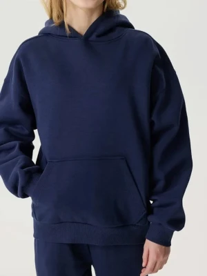 Mörkblå hoodie med huva - Säljer en mörkblå hoodie med klassisk huva och stor magficka. Tröjan har ribbade muddar vid ärmslut och nederkant, och är tillverkad i mjukt material. Använd ett fåtal ggr❤️