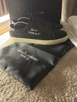 Saint Laurent Skor - Tjena! Säljer nu mina riktiga feta YSL skorna som är i dunder skick och inte använda mycket! Allt og med kommer inklusive 3st dustbags skriv om prisförslag eller frågor! Obs (sulan spruckit lite på högra skon går att fixa enkelt med limm)
