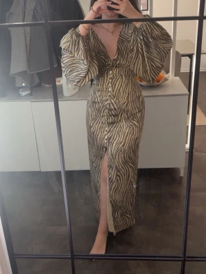 Adoore klänning - Adoore klänning , använd 1 gång är som ny🌸