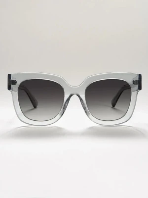 CHIMI Eyewear 08 Grey - Snygga solglasögon med transparent båge och tonade glas – perfekt för en stilren och modern look. Lätta och bekväma att bära, passar till både vardag och sommarfits. Ger en clean vibe och lyfter vilken outfit som helst. Endast glasögonen ingår (ingen låda, putsduk eller påse medföljer).