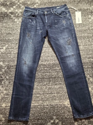 Dondup Jeans - Tienare! Salier ett par riktigt scyssta dondup jeans. Modellen är George. Skicket på jeansen är 9/10. Har du några frågor eller funderinga hör av dig // IC_RESELL