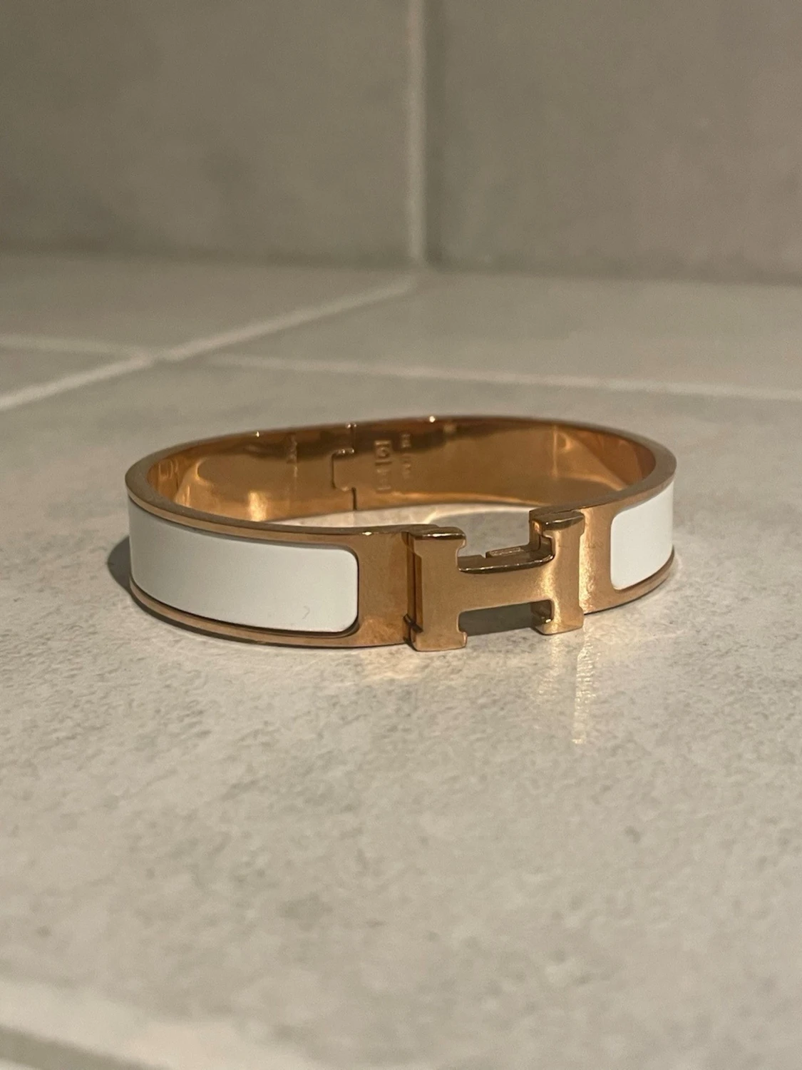 H armband