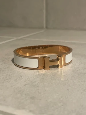 H armband - Snyggt armband i rose gold och vitt, nyskick. Tyvärr inga tillbehör. 