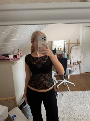 Gina  - Spets topp från Gina i väldigt fint skick. Säljer då det ej kommer till användning. Storlek M passar S