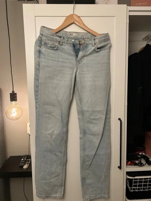 Ljusblå lågmidjade raka jeans från gina tricot - Säljer ett par lågmidjadd ljusblå jeans från g perfect jeans i rak modell. Klassisk femficksdesign, dragkedjegylf och knapp i silverfärg💞