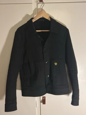 Tiger of sweden overshirt - Svart overshirt från tiger of sweden, sparsamt använd, säljer då den har blivit lite för liten.