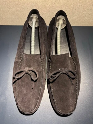 Mörkblå Mockasiner Storlek 44 - Tja, säljer ett par mycket fina Mockasiner i Mörklblå colourway. Märket är okänt. Skick 10/10, aldrig använda. Storlek 44. Pris 349 men kan diskuteras vid intresse! Fraktas samma dag. Hör av dig vid frågor o funderingar!