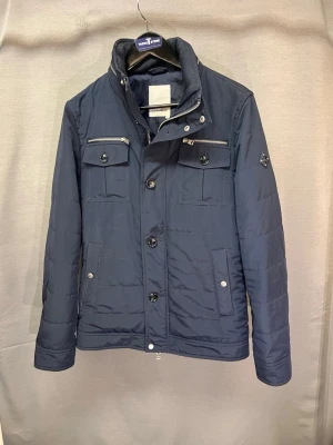 J Lindeberg field jacka navy - Säljer nu denna riktigt snygga och eftertraktade field jacka från j Lindeberg! Size S. Modellen är 180. Skick 9/10 bra skick utan defekter 😊. Hör av dig vid minsta fundering! Mvh 🤩