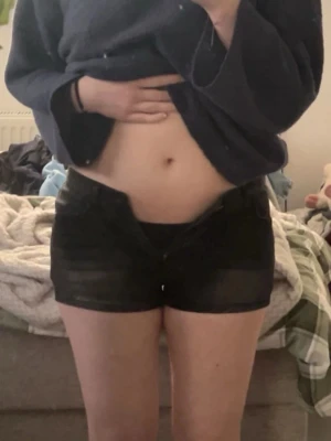 Jeansshorts  - Svarta/gråjeansshorts köpt på en marknad i Slovenien för 15€. Men aldrig använda då de är för små. Skulle säga Xs/S i storlek💕☺️