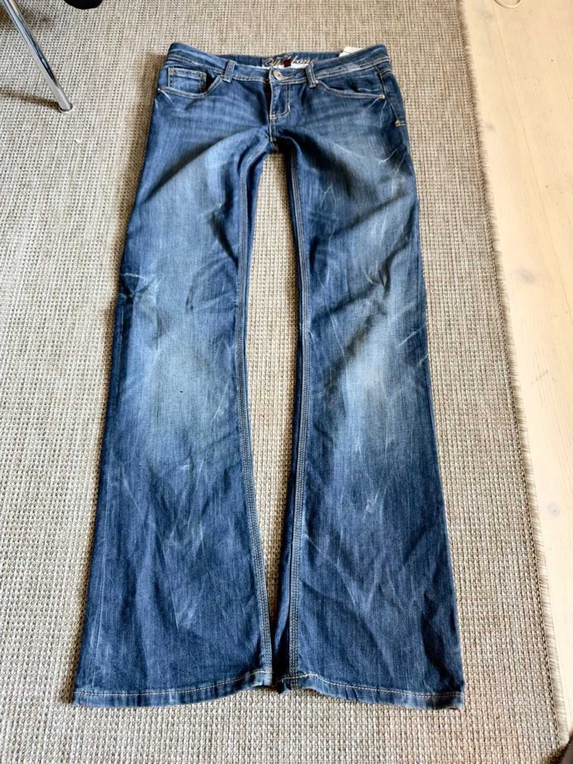 Blå bootcut jeans med fickdetaljer - 4