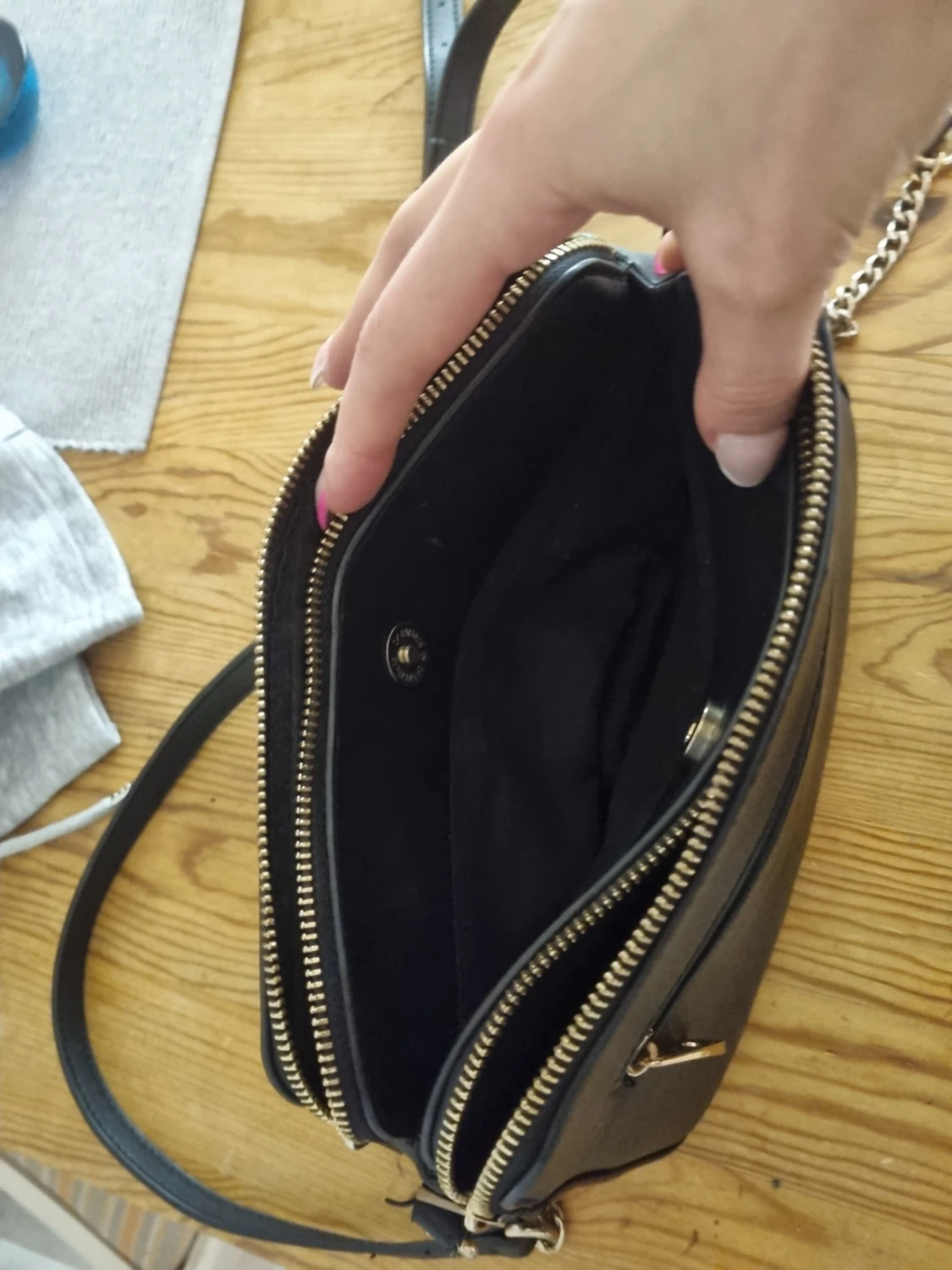 Svart axelväska med gulddragkedjor - 1