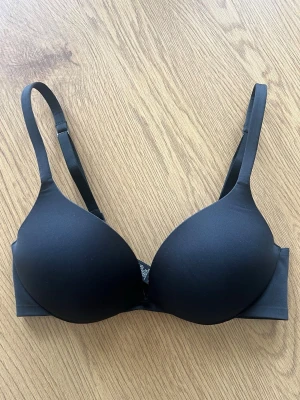 Skims BH - Svart skims bh med push up. Storlek 30C 🌸  