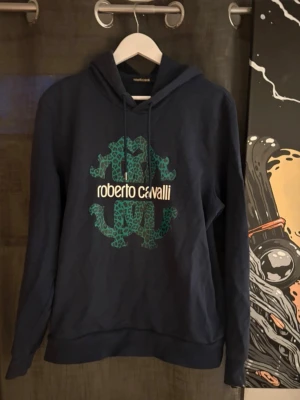 Mörkblå hoodie från Roberto Cavalli - Mörkblå hoodie från Roberto Cavalli