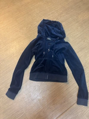 Mörkblå velour hoodie Juicy Couture - Snygg mörkblå hoodie från Juicy Couture i mjuk velour. 
