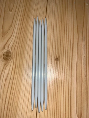 Sukkapuikot 20cm/6.5mm - Muoviset sukkapuikot. Koko 20cm/6.5mm. Eläintalous MMM Katsothan myös muut ilmoitukseni Tarjoa 