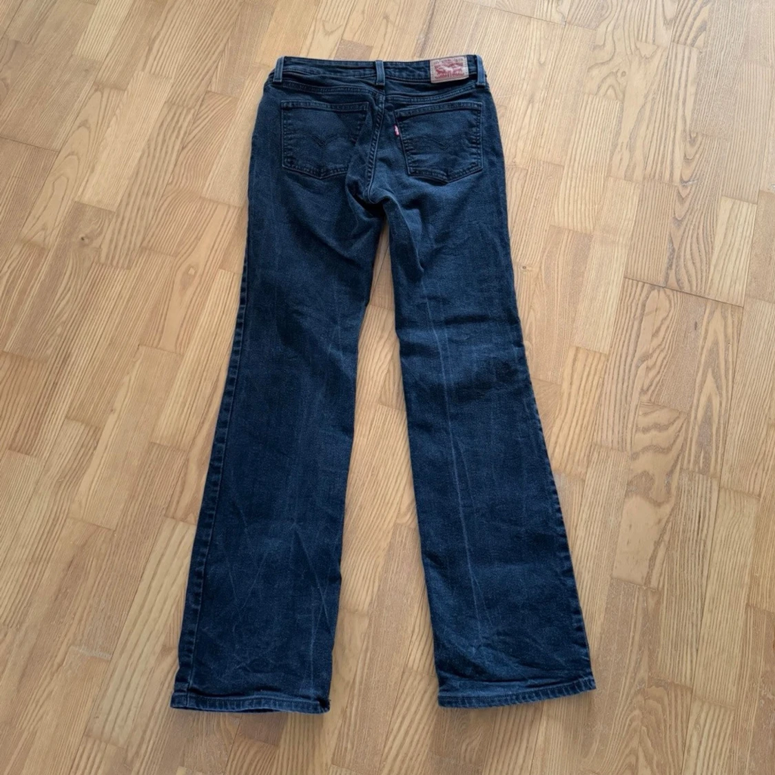lågmidjade bootcut jeans från levis - 1