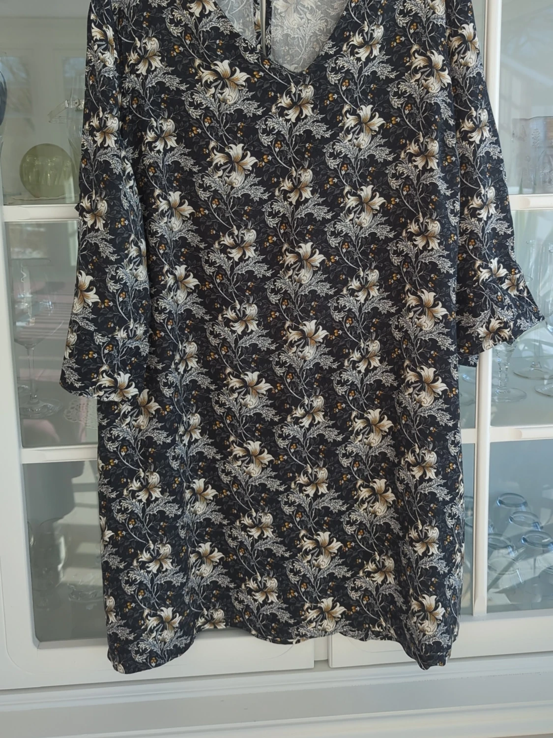 Blommig klänning med v-ringning