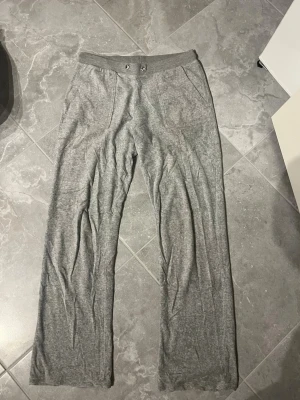 Juicybyxor - Har använt många gånger men inga tecken på användning, dvs fläckar. Snöret till byxan har åkt in men bara att fiska fram. 