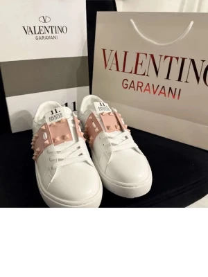 Valentino Garavani vita sneakers - Säljer nu mina valention Garavani skor (bilden är från en annan profil) säljer mina skor som jag själv köpte här på Plick, säljer dessa för att jag känner att de inte riktigt är min stil. Skorna är i mycket bra skxik (använt 2 gånger) . Köpte för nåra  tusen lapp men säljer dessa för ungefär 1500  (pris kan diskuteras)  hoppas ni är intresserad!