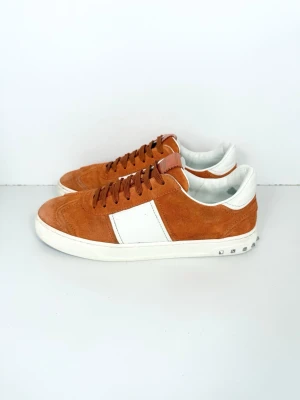 Valentino Flycrew Sneaker - Eftertraktade flycrews från Valentino. Skön färg! Skick: 8/10. Retail: 7,000kr (säljs ej längre)