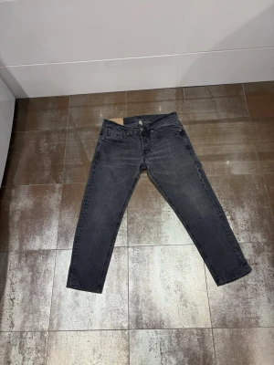 Dondup jeans - Dondup jeans | Riktigt feta och populära jeans | Skick= 9,5/10 | nypris= 4000 kr | vårt pris= 399kr | Hör av dig vid minsta fundering!