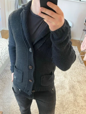 Stickad cardigan  - Cardigan | Mycket bra skick | Size - M | Pris 399 | Hör av dig vid minsta fråga eller fundering📩