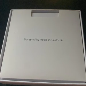 Apple AirPods  - Säljer ett par trådlösa Apple AirPods med vitt laddningsetui. Snygg och kompakt design i plast, perfekt för dig som vill ha smidiga hörlurar till mobilen. Levereras i originalförpackning.