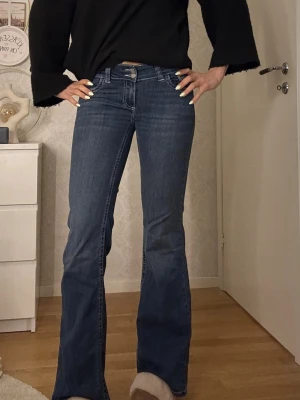 Blå bootcut jeans med låg midja - Skitsnygga jeans från Nelly. Jeansen är lågmidjade och har snygga detaljer på fickorna! I storlek 34 men de är stretchiga💖