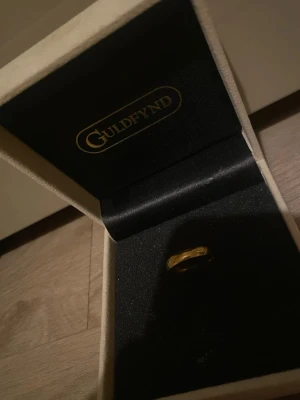 Guldring 18 karat  - Hej! Säljer en guldring i 18 karat. Väger runt 2/3 gram      Box medföljer inte. 