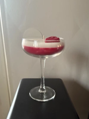 Doftljus - Valentine edition ljus. Ett doftljus som doftar av söt vanilj och ser ut som en drink med detaljerade hjärtan. Brinntiden är över 16 timmar. Finns att hämta upp på ProCivitas Privata Gymnasium Södermalm, Tullgardsgatan 12, om man inte vill betala frakt! ❤️