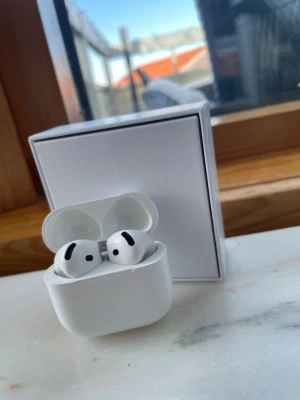 AirPods 4gen - AirPods 4 – Nästan som nya, bara 599kr! 🎧 Upplev enastående ljudkvalitet med Apple AirPods 4 – perfekta för musik, podcasts och samtal. De är lätta, bekväma och har fantastisk batteritid som håller hela dagen. ✅ Klar och fyllig ljudupplevelse ✅ Enkel anslutning till alla Apple-enheter ✅ Smidig laddningsväska inkluderad ✅ Perfekt skick, redo att användas Passa på att skaffa dina AirPods 4 för endast 599 kr – först till kvarn!