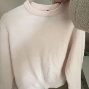 Ljusrosa stickad tröja - Mjuk och fluffig ljusrosa stickad tröja med rund hals och långa ärmar. Perfekt för att hålla sig varm under kyliga dagar. Enkel och stilren design som är lätt att matcha med olika outfits. Från H&M divided i strlk xs, säg gärna till om ni har frågor!