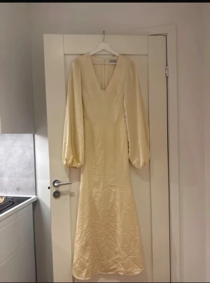 Långklänning från Adoore - Helt ny adoore klänning Andora Maxi Dress Vanilla Yellow strl 32. Helt ny med prislapp. 