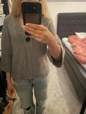 stickad kofta - Mysig grå stickad kofta från Boomerang i storlek S. Koftan har bred ribbad krage, en stor knapp framtill och trekvartsärmar. Materialet är mjukt och värmande ull. 💕🙌