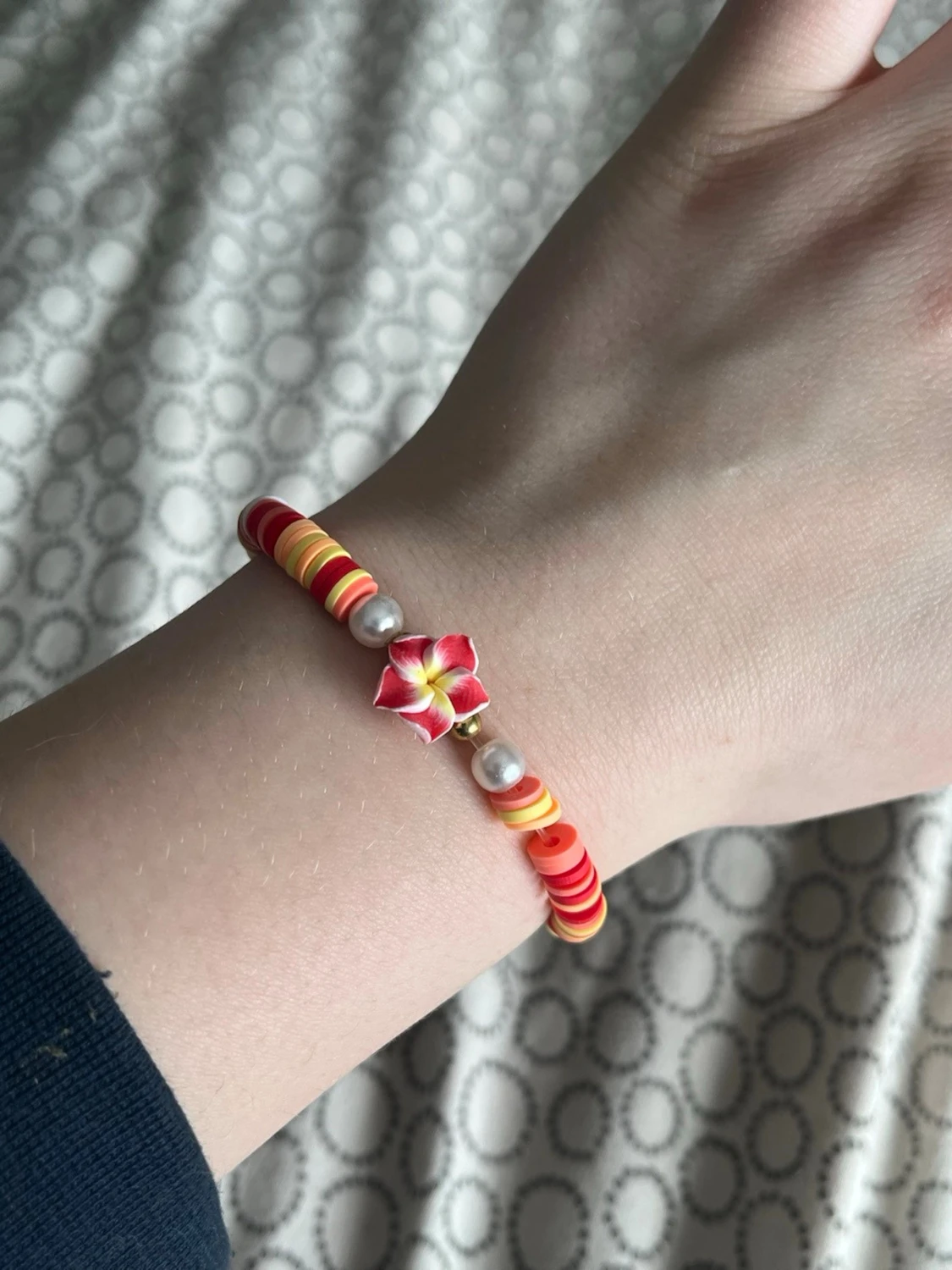 Färgglatt pärlarmband med blomma - 2