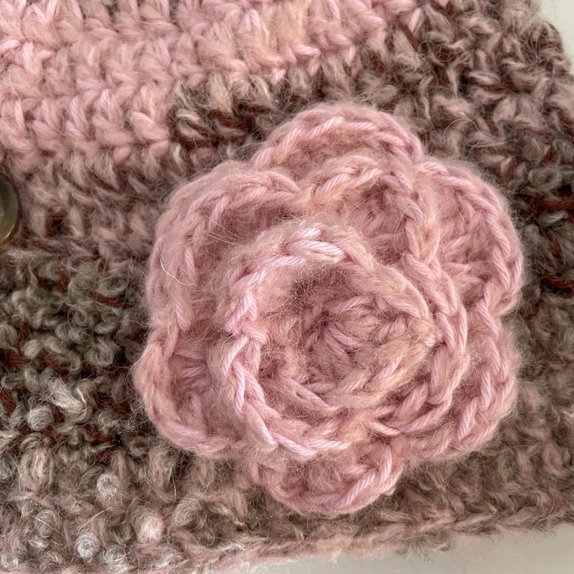 Handvirkad mössa med ros - 2