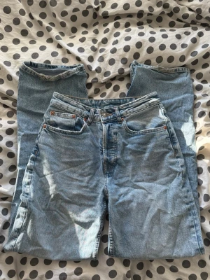Jeans - Säljet ett par jeans från H&M, hög midja och raka ben. De är i använt skick.