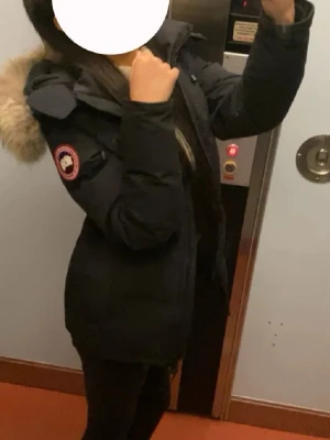 Svart dunjacka med pälskrage Canada Goose - Säljer en svart dunjacka från Canada Goose med stor fluffig pälskant på huvan och klassisk logotyp på ärmen. Jackan är perfekt för kalla vinterdagar och har en tidlös design som alltid är rätt. Materialet är slitstarkt och håller värmen riktigt bra. Kontakta mig om fler bilder önskas. Pris kan diskuteras!